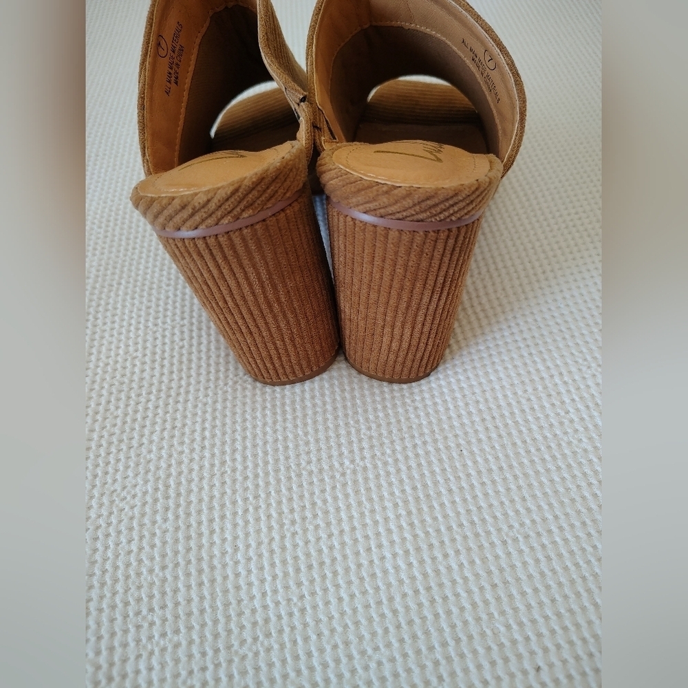 Lulu's Tan Ribbed Open-Toe Mule Heels - Picture 3 of 7